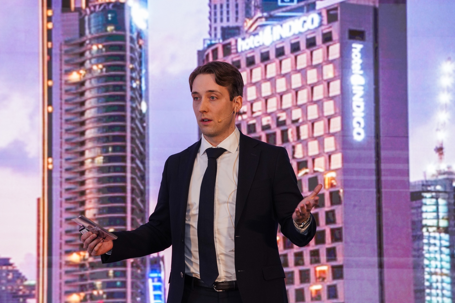 Halvor Lukerstuen delivering keynote at HR Connect Dubai
